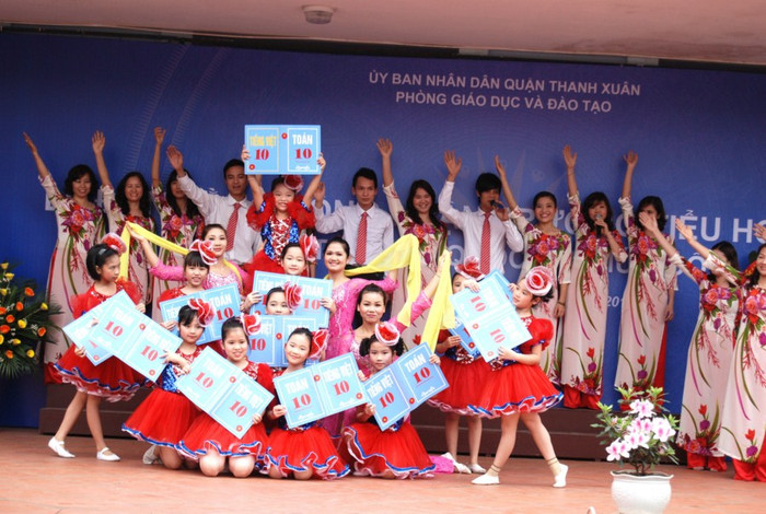 Tiết mục văn nghệ đặc sắc của các em học sinh chào mừng Lễ đón nhận “Bằng công nhận trường Tiểu học Hạ Đình đạt chuẩn Quốc gia”