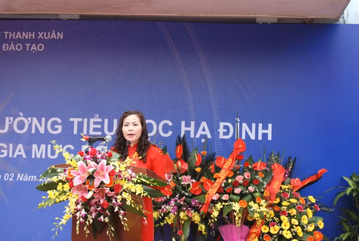 Cô Phạm Thị Thanh Hương, Hiệu trưởng nhà trường phát biểu tại buổi lễ.