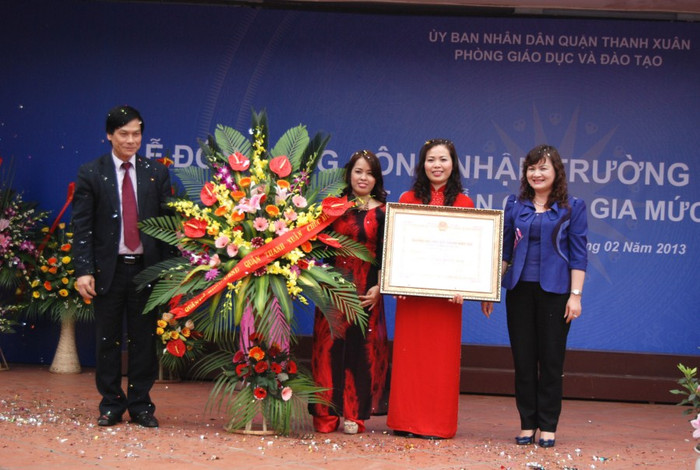 Đại diện Trường Tiểu học Hạ Đình nhận bằng chuẩn Quốc gia.