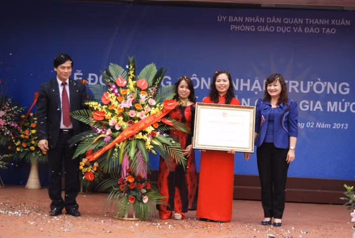 Đại diện Trường Tiểu học Hạ Đình nhận bằng chuẩn Quốc gia.