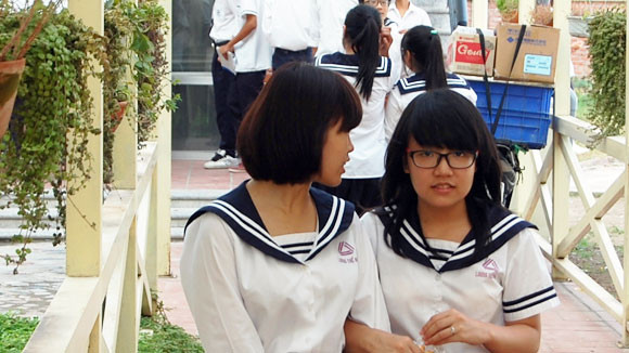 Học sinh vui vẻ gặp lại bạn bè sau Tết. Ảnh: ANTĐ