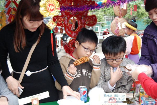 Đặc biệt, trong kỳ thi học kỳ vừa qua, 100% học sinh của lớp có hai môn toán, văn đạt điểm 10.