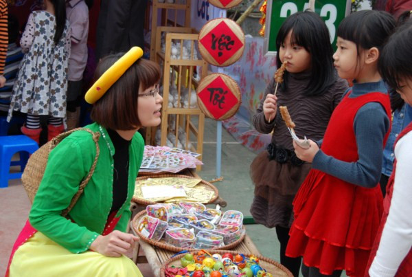 Gian hàng lớp 2A1 (cô giáo Cát Thị Lợi, giáo viên dạy giỏi cấp Thành phố chủ nhiệm) nổi bật tại Hội chợ Xuân. Đây là lớp tiếng Anh Quốc tế thuộc Trường Tiểu học Ngôi Sao.