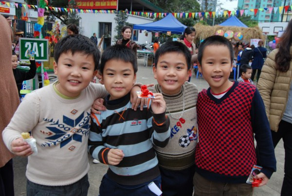 Học sinh lớp 2A1 thích thú với các gian hàng trong hội chợ Xuân.