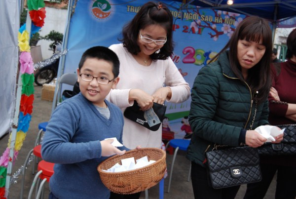 Gian hàng được tạo nên dưới bàn tay khéo léo của phụ huynh và học sinh. Toàn bộ gian hàng được phụ huynh đóng góp, số tiền thu lại sẽ được ủng hộ vào việc xây dựng thư viện, mái ấm, tủ quần áo cho các học sinh dân tộc tại Điện Biên Đông.