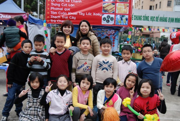 Học sinh lớp 2A1 chụp ảnh kỷ niệm cùng cô giáo.