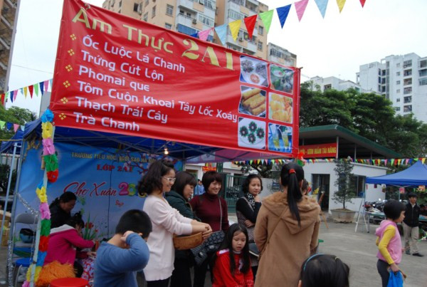 Sôi nổi trong hoạt động chung của toàn trường, lớp 2A1 có gian hàng ẩm thực bao gồm: Ốc luộc lá chanh, trứng cút lộn, pho-mai que, tôm cuộn khoai tây lốc xoáy, thạch trái cây, trà chanh.