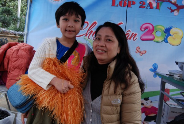 Cô Cát Thị Lợi cho biết: Qua những hoạt động ngoại khóa, các em được trải nghiệm những công việc thú vị như làm thạch, sắp xếp bàn ghế, trang trí gian hàng… Điều này giúp các em có thêm kỹ năng sống như: làm việc theo nhóm, biết kinh doanh… Từ đó các em biết chia sẻ công việc cùng cha mẹ.