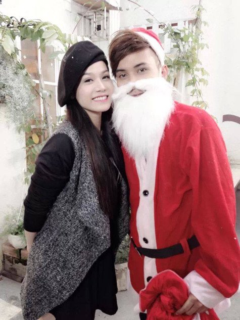 Ca sĩ Nhật Kim Anh gửi lời chúc: "Chúc cả nhà một đêm giáng sinh vui vẻ và ngập tràn hạnh phúc. Và thật nhiều quà ý nghĩa trong đêm giáng sinh này nhé".