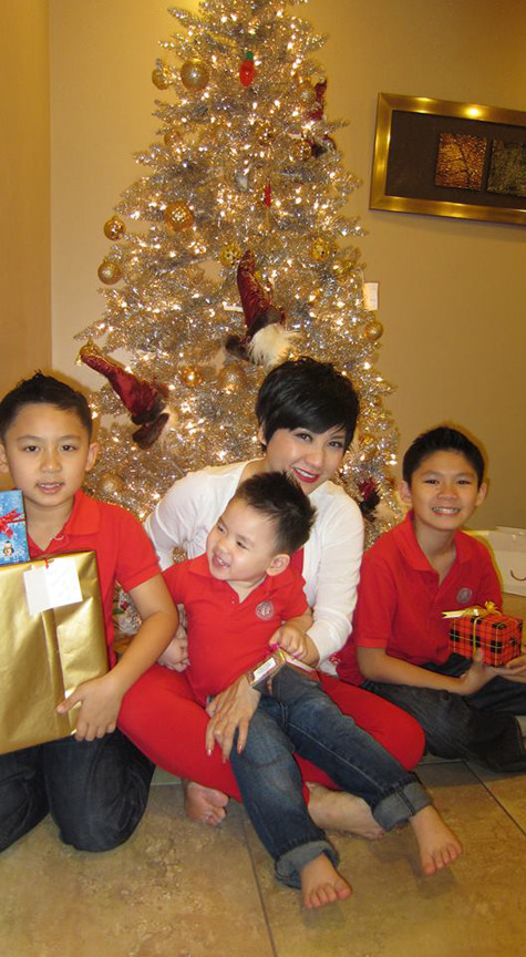 "Thương chúc tất cả những người bạn ngoài đời cũng như trên Facebook những gì vui vẻ nhất và hạnh phúc nhất trong mùa Giáng Sinh này. Merry Christmas to all of my lovely friends and family", vợ cũ Bằng Kiều - Trizzie Phương Trinh chia sẻ.