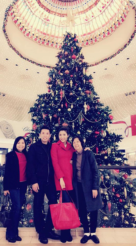 Cũng đón Giáng sinh tại Mỹ , Ngọc Quyên không quên gửi lời chúc đến mọi người: "Chúc cả nhà một mùa giáng sinh vui vẻ và tràn đầy hạnh phúc".