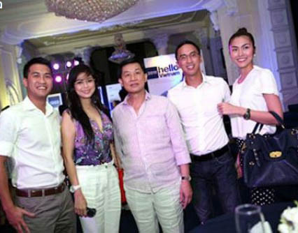 Hà Tăng rất thân thiết với gia đồng chồng. Hà Tăng rất thân thiết với gia đồng chồng.