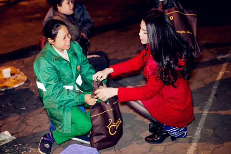 Trà Ngọc Hằng tặng quà cho một người phụ nữ đang làm vệ sinh trên đường phố Trà Ngọc Hằng tặng quà cho một người phụ nữ đang làm vệ sinh trên đường phố