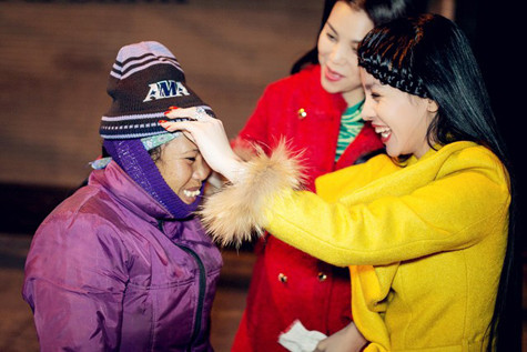 Một chị bán bánh mì rong cười hết cỡ khi được diễn viên Hạ My tặng mũ Một chị bán bánh mì rong cười hết cỡ khi được diễn viên Hạ My tặng mũ