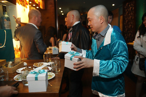 Trong trang phục Giáng sinh, "cụ rùa" khó tính đã phát quà cho các khách mời Trong trang phục Giáng sinh, "cụ rùa" khó tính đã phát quà cho các khách mời