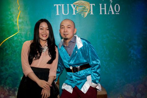 Xuất hiện trong đêm tiệc này còn có trò cưng của Quốc Trung trong đội The Voice của anh - Lê Nguyệt Anh, thí sinh nữ gây ấn tượng trong tập 4 với ca khúc thánh ca nhẹ nhàng Amazing Grace. Xuất hiện trong đêm tiệc này còn có trò cưng của Quốc Trung trong đội The Voice của anh - Lê Nguyệt Anh, thí sinh nữ gây ấn tượng trong tập 4 với ca khúc thánh ca nhẹ nhàng Amazing Grace.