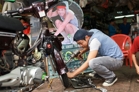 Anh tỏ ra khá thuần thục và chuyên nghiệp với công việc sửa xe Anh tỏ ra khá thuần thục và chuyên nghiệp với công việc sửa xe