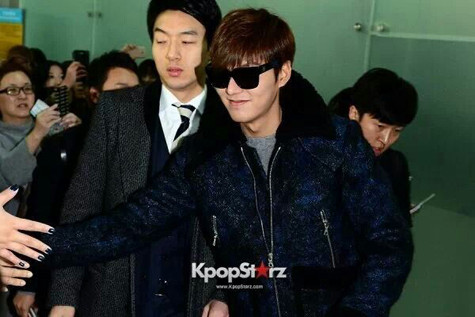 Thân thiện nở nụ cười, bắt tay fan