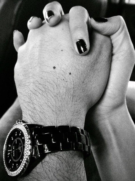 Trước đó, Ngọc Quyên cũng chia sẻ hình ảnh nắm chặt tay người đàn ông và dòng chữ "Take my hand. Don't let go" (Nắm chặt tay và đừng rời xa) khi mọi người hỏi đó là ai thì cô úp mở không nói. Trước đó, Ngọc Quyên cũng chia sẻ hình ảnh nắm chặt tay người đàn ông và dòng chữ "Take my hand. Don't let go" (Nắm chặt tay và đừng rời xa) khi mọi người hỏi đó là ai thì cô úp mở không nói.