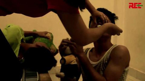 Tái hiện cảnh bảo mẫu liên tục đút cho trẻ ăn bằng cách bóp mũi trẻ. Ảnh cắt từ clip