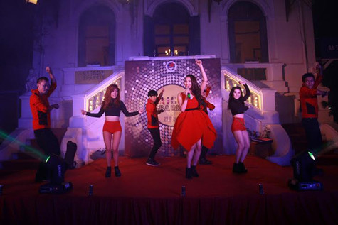 Tiết mục của Ngọc Diễm nhận được vô số lời khen ngợi từ bạn bè và đồng nghiệp, nhiều người còn 'xúi' Ngọc Diễm lấn sân thêm con đường ca hát. Tiết mục của Ngọc Diễm nhận được vô số lời khen ngợi từ bạn bè và đồng nghiệp, nhiều người còn 'xúi' Ngọc Diễm lấn sân thêm con đường ca hát.