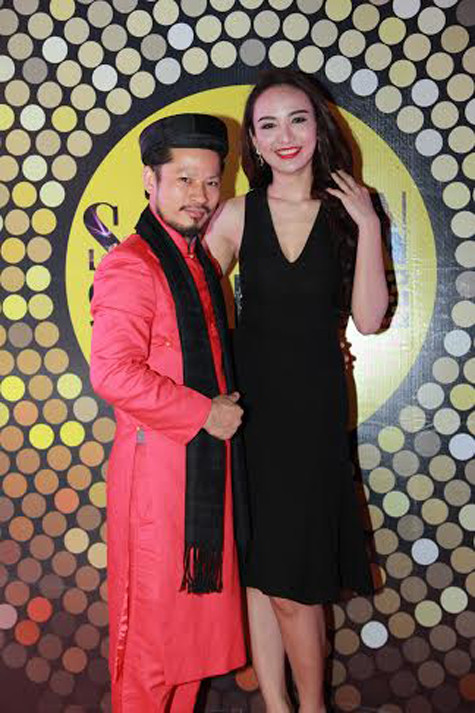 Ngọc Diễm cùng doanh nhân Hùng Cửu Long tại buổi tiệc. Ngọc Diễm cùng doanh nhân Hùng Cửu Long tại buổi tiệc.