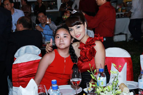 Đêm tiệc còn có sự tham gia của các nghệ sĩ làm kinh doanh như người đẹp Mai Thu Huyền, Đêm tiệc còn có sự tham gia của các nghệ sĩ làm kinh doanh như người đẹp Mai Thu Huyền,