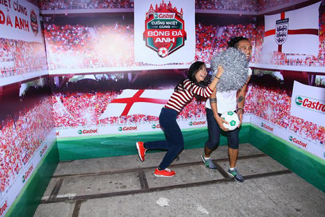 Trong sự kiện này, ngoài những câu chuyện xoay quanh tình yêu với trái bóng tròn do Suboi và Phạm Anh Khoa chia sẻ, cả hai còn hăng say chụp hình với trái bóng khổng lồ để khích lệ khán giả tham gia chương trình và dành cơ hội tới Châu Âu xem bóng đá.