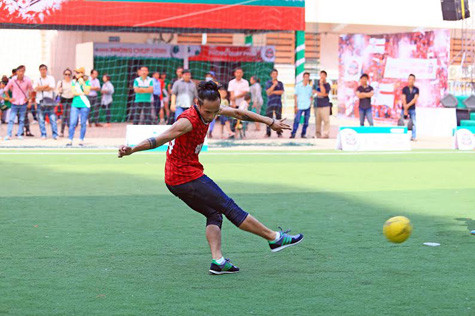 Chương trình sẽ chọn ra 16 Cổ động viên cuồng nhiệt nhất tham dự trận đấu đỉnh cao giữa hai câu lạc bộ nổi tiếng Manchester United và Liverpool tại Sân Vận Động Old Trafford lừng lẫy của xứ sở sương mù.