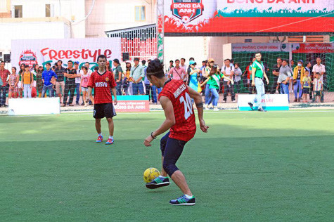 Phạm Anh Khoa trong chiếc quần bò và buộc tóc đá bóng