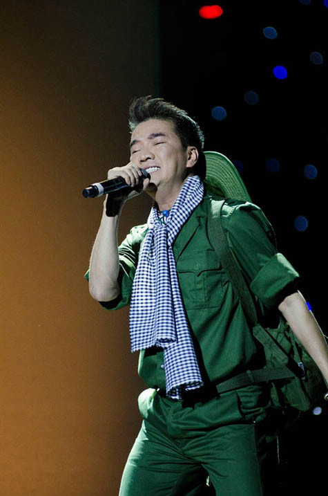 Đàm Vĩnh Hưng trong ca khúc "Chiếc vòng càu hôn" tại chương trình Bài hát yêu thích