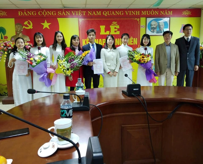 Lễ kết nạp Đảng cho sinh viên. Lễ kết nạp Đảng cho sinh viên.