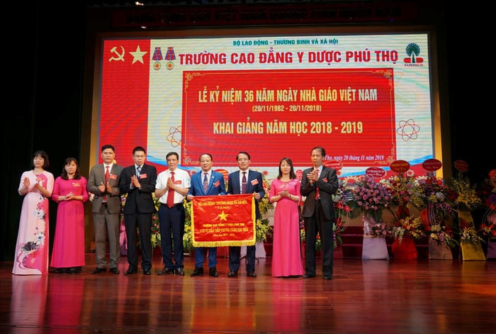 Lãnh đạo nhà trường nhận Cờ thi đua của Bộ Lao động – Thương binh và Xã hội. Lãnh đạo nhà trường nhận Cờ thi đua của Bộ Lao động – Thương binh và Xã hội.