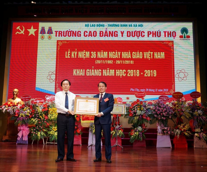 Thạc sĩ Hoàng Đức Luận – Hiệu trưởng nhà trường nhận Bằng khen của Thủ tướng Chính phủ. Thạc sĩ Hoàng Đức Luận – Hiệu trưởng nhà trường nhận Bằng khen của Thủ tướng Chính phủ.