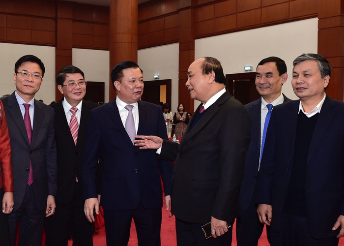 Thủ tướng trao đổi với các đại biểu tham dự Hội nghị. Ảnh: VGP