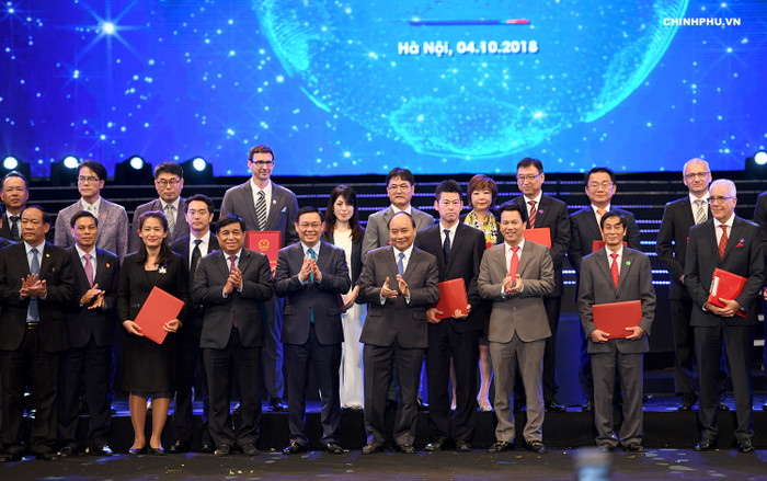 Thủ tướng và các nhà đầu tư. Ảnh: VGP Thủ tướng và các nhà đầu tư. Ảnh: VGP