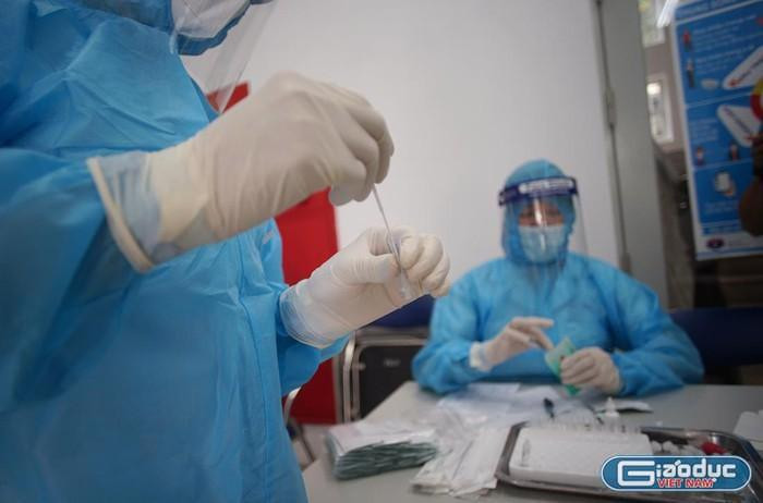 Cơ quan y tế thực hiện xét nghiệm tầm soát ngẫu nhiên, định kỳ tại các khu vực có nguy cơ cao, tập trung đông người. Ảnh minh họa: T.D Cơ quan y tế thực hiện xét nghiệm tầm soát ngẫu nhiên, định kỳ tại các khu vực có nguy cơ cao, tập trung đông người. Ảnh minh họa: T.D