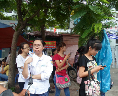 Đề văn khá dễ nhưng nhiều thí sinh không tự tin vào bài làm của mình. Ảnh: DH