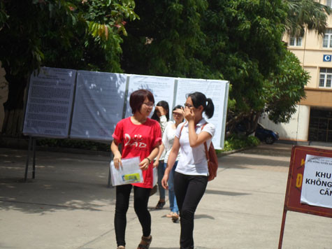 Chưa hết giờ đã có nhiều thí sinh ra khỏi phòng thi. Ảnh: Diện Hứa