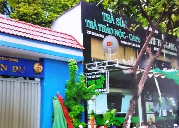 Trường Trung học phổ thông Nguyễn Du cho tư nhân trưng dụng đất công trước cổng. (Ảnh: H.L) Trường Trung học phổ thông Nguyễn Du cho tư nhân trưng dụng đất công trước cổng. (Ảnh: H.L)