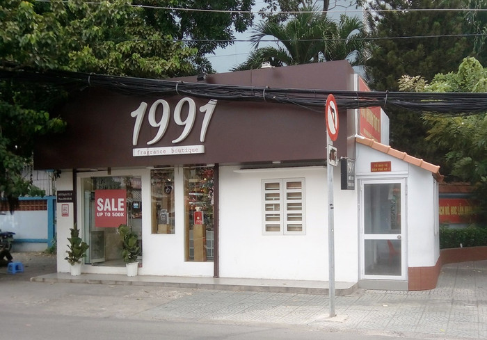 Trường Trung học phổ thông Nguyễn Du và kios bị trưng dụng. (Ảnh: H.L) Trường Trung học phổ thông Nguyễn Du và kios bị trưng dụng. (Ảnh: H.L)