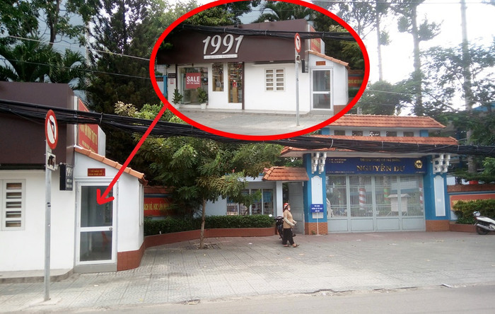 Trường Trung học phổ thông Nguyễn Du cho tư nhân trưng dụng đất công trước cổng. (Ảnh: H.L) Trường Trung học phổ thông Nguyễn Du cho tư nhân trưng dụng đất công trước cổng. (Ảnh: H.L)