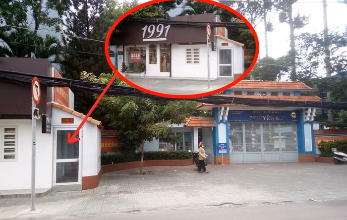 Trường Trung học phổ thông Nguyễn Du cho tư nhân trưng dụng đất công trước cổng. (Ảnh: H.L)