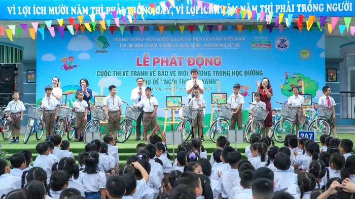 Tại buổi lễ phát động, Tạp chí điện tử Môi trường và Cuộc sống trao 10 phần quà là 10 chiếc xe đạp cho các em học sinh có hoàn cảnh khó khăn có thành tích học tập tốt. IMG_20240925_160925.jpg