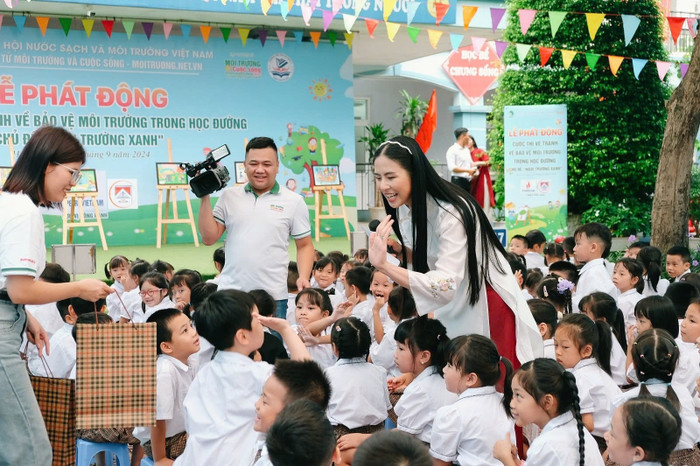 NTK - Hoa hậu Ngọc Hân - Cố vấn truyền thông của Bảo tàng Mỹ thuật Việt Nam giao lưu cùng các bạn học sinh trường Tiểu học Mỹ Đình 2 tại mini game trong buổi lễ phát động IMG_20240925_160930.jpg