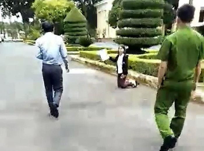 Cô giáo Nguyễn Thị Hoa Anh quỳ gối trong trụ sở Ủy ban nhân dân tỉnh để dâng đơn cho lãnh đạo. (Ảnh cắt từ clip) Cô giáo Nguyễn Thị Hoa Anh quỳ gối trong trụ sở Ủy ban nhân dân tỉnh để dâng đơn cho lãnh đạo. (Ảnh cắt từ clip)