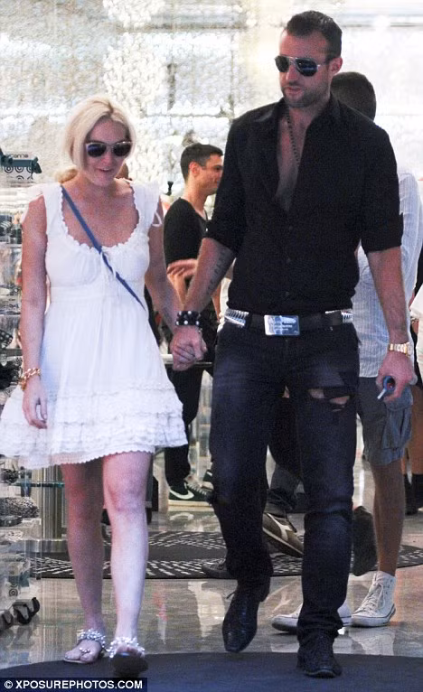 Những ngày ở Ý, cặp đôi mới này luôn quấn quýt lấy nhau như hình với bóng.