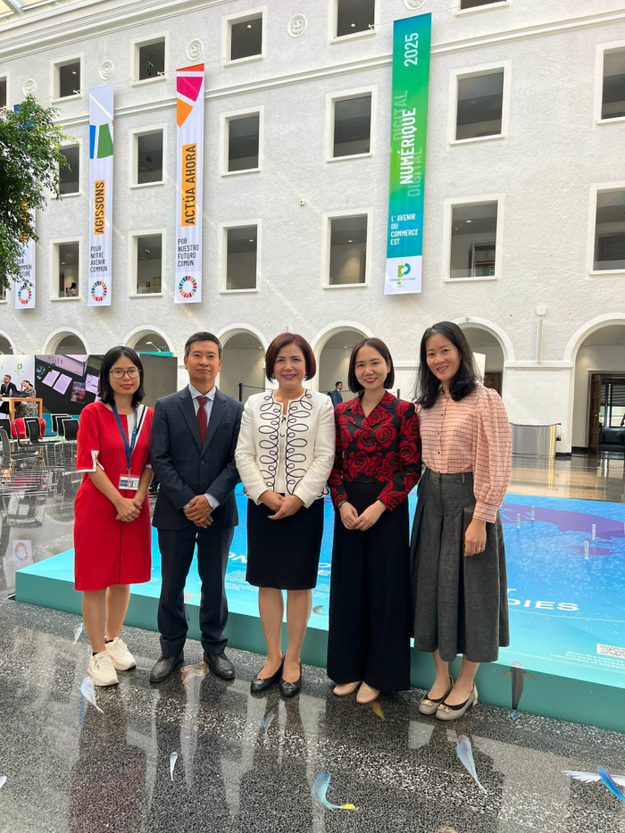 Tiến sĩ Vũ Kim Ngân - WCP Co-Chairholder, Phó Giám đốc Chương trình WTO Chairs tại Trường Đại học Ngoại thương (thứ 2 từ phải sang); Tiến sĩ Lê Thị Tuyết Mai (áo trắng, ở giữa) - Đại sứ đặc mệnh toàn quyền, Trưởng Phái đoàn thường trực nước Cộng hòa Xã hội Chủ nghĩa Việt Nam bên cạnh Liên hợp quốc, Tổ chức Thương mại thế giới và các tổ chức quốc tế khác tại Giơ-ne-vơ, Thụy Sỹ cùng các thành viên của Phái đoàn Việt Nam tại Giơ-ne-vơ, Thụy Sỹ. Tiến sĩ Vũ Kim Ngân - WCP Co-Chairholder, Phó Giám đốc Chương trình WTO Chairs tại Trường Đại học Ngoại thương (thứ 2 từ phải sang); Tiến sĩ Lê Thị Tuyết Mai (áo trắng, ở giữa) - Đại sứ đặc mệnh toàn quyền, Trưởng Phái đoàn thường trực nước Cộng hòa Xã hội Chủ nghĩa Việt Nam bên cạnh Liên hợp quốc, Tổ chức Thương mại thế giới và các tổ chức quốc tế khác tại Giơ-ne-vơ, Thụy Sỹ cùng các thành viên của Phái đoàn Việt Nam tại Giơ-ne-vơ, Thụy Sỹ.