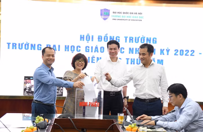 Hội đồng Trường Đại học Giáo dục bỏ phiếu tín nhiệm nhân sự Phó hiệu trưởng.