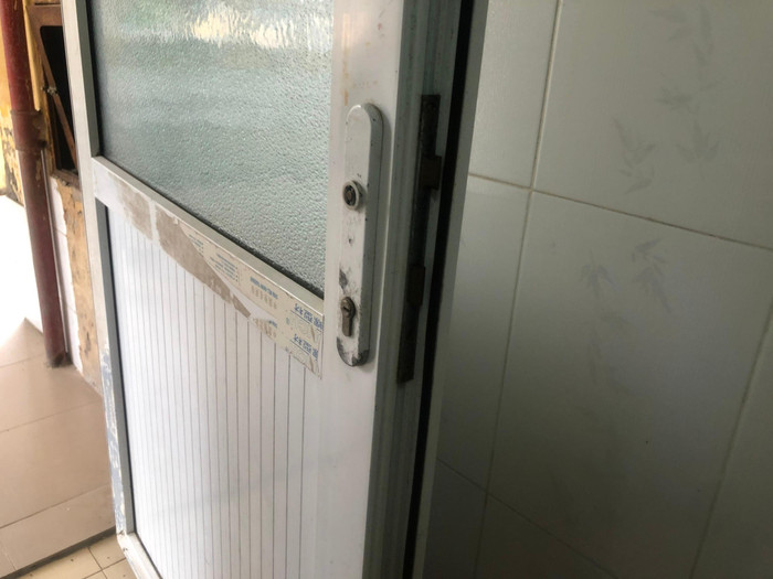 Rất nhiều cửa chính các phòng vệ sinh đều đã bị hỏng chốt khóa, cánh cửa chỉ có thể khép lại nhưng không thể chốt kín. Ảnh: Doãn Nhàn Rất nhiều cửa chính các phòng vệ sinh đều đã bị hỏng chốt khóa, cánh cửa chỉ có thể khép lại nhưng không thể chốt kín. Ảnh: Doãn Nhàn